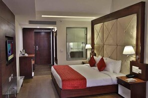 Superior-huone, 1 suuri parisänky | Minibaari, tallelokero huoneessa, työpöytä, äänieristys