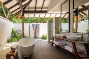 Villa (Sunrise Beach Pool) | Bad | Separat badekar og dusj og dype avslapningsbadekar