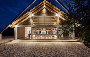 2 bars/lounges, cocktail bar