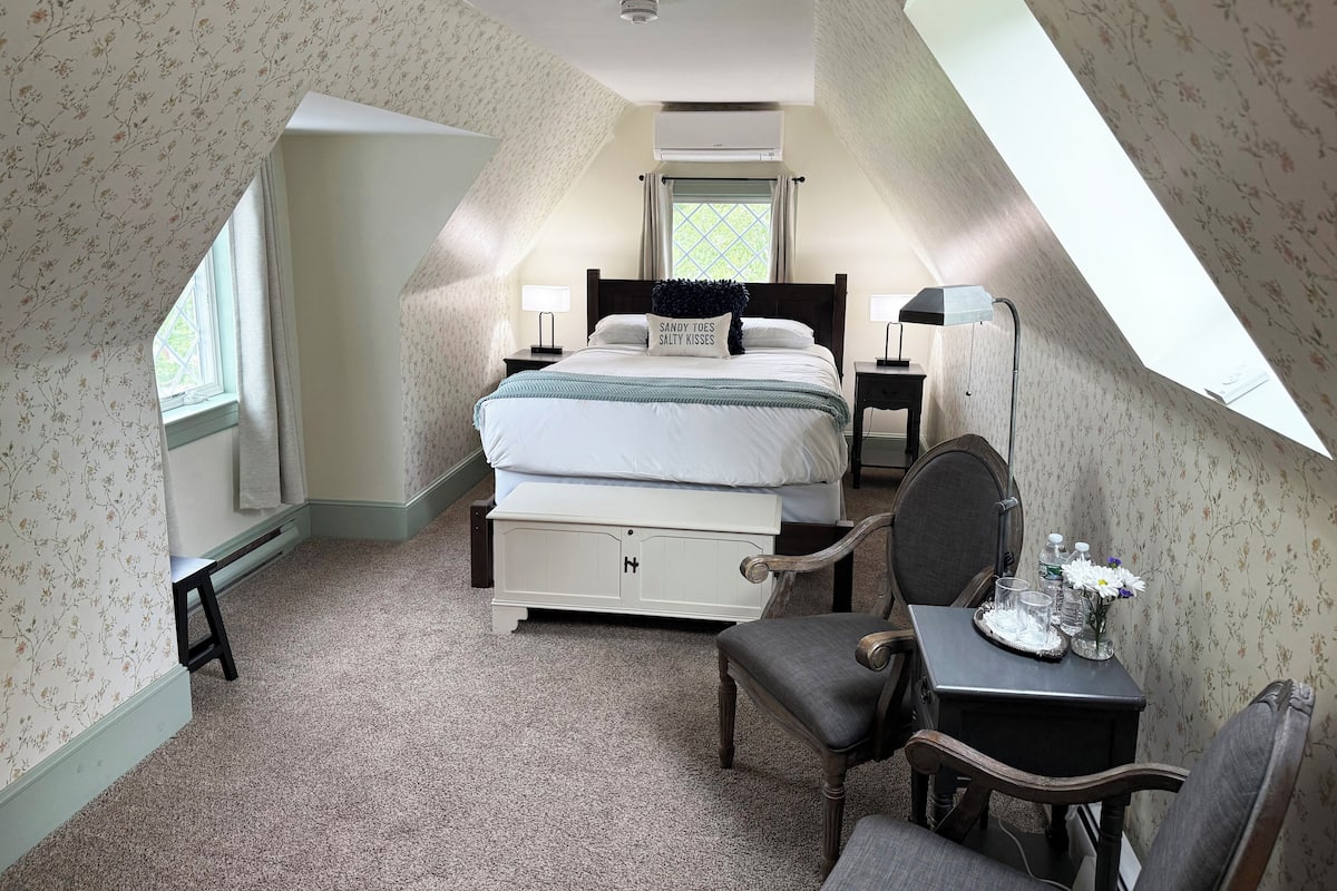 Dock Square Suite | 1 bedroom, free WiFi, bed sheets
