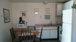 Suite, 2 camas individuales, cocina | Cocina privada | Cafetera y tetera, refrigerador y microondas