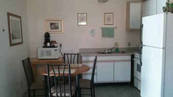 Suite, 2 Twin Beds, Kitchen | Private kitchen | Fridge, microwave, coffee/tea maker