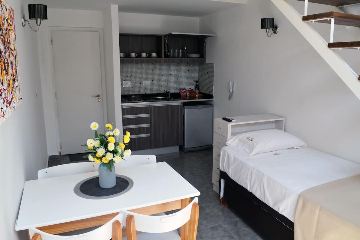 Apartamento Deluxe | Salle de séjour | Télévision LCD de 42 pouces avec chaßnes par cùble, télévision