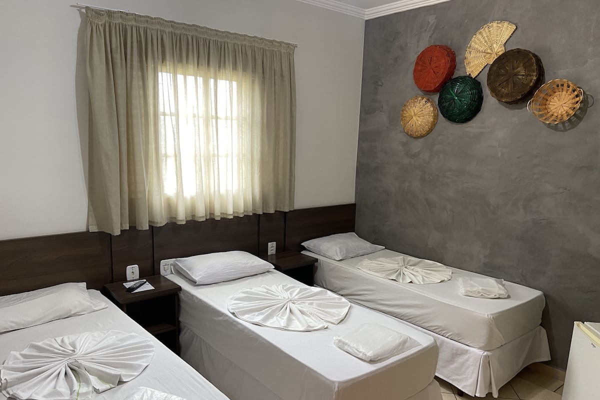 Habitación triple estándar | Minibar, wifi gratis y acceso para silla de ruedas