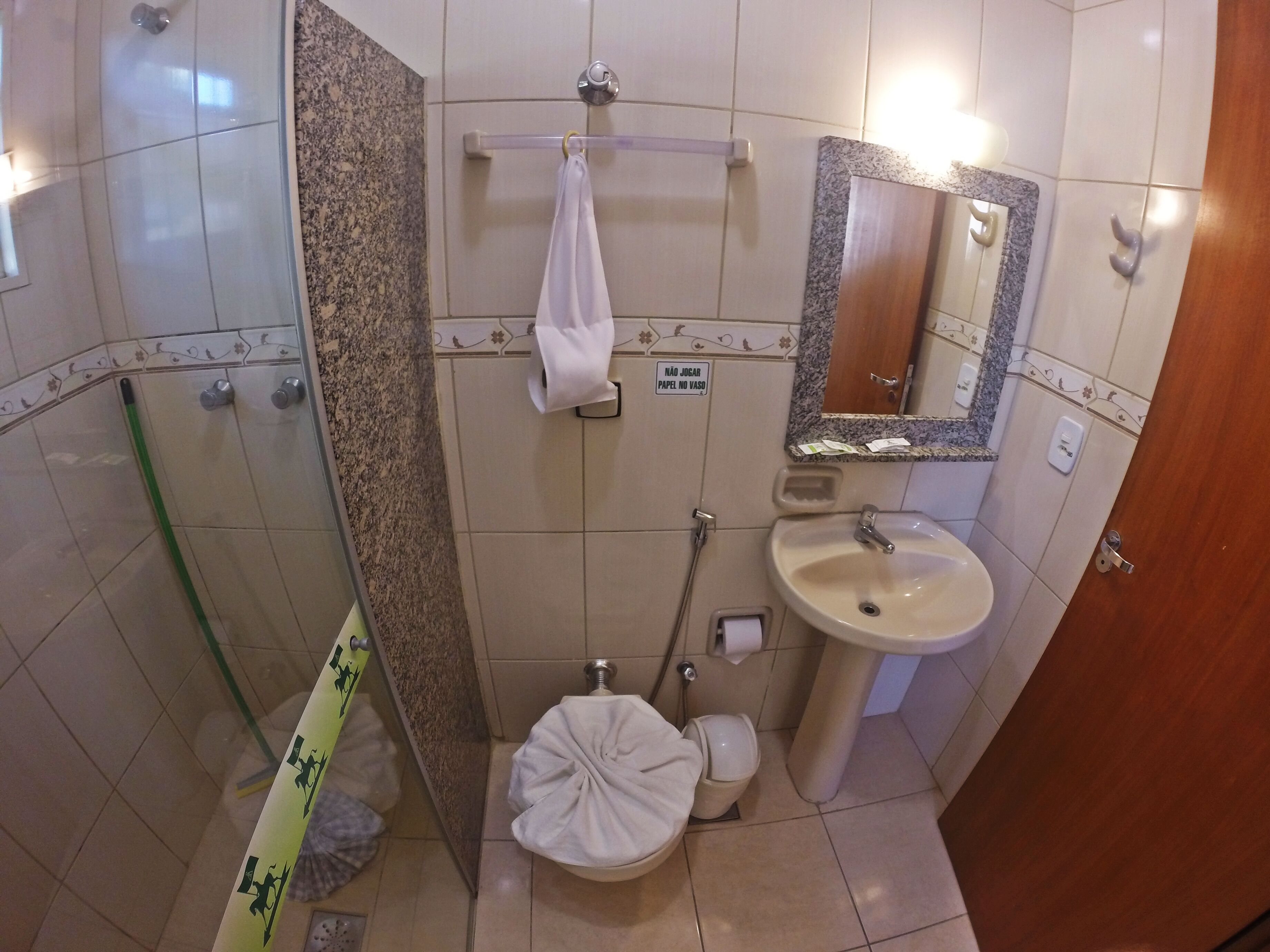 shower, free toiletries