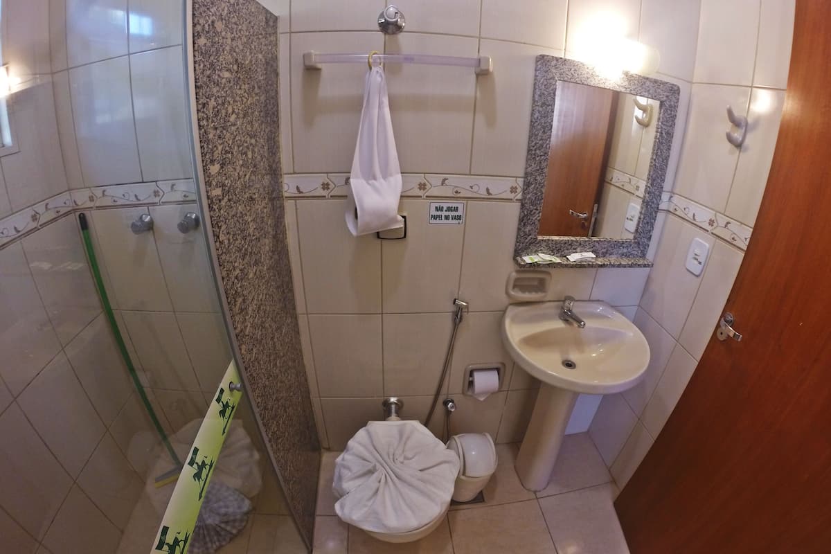 shower, free toiletries