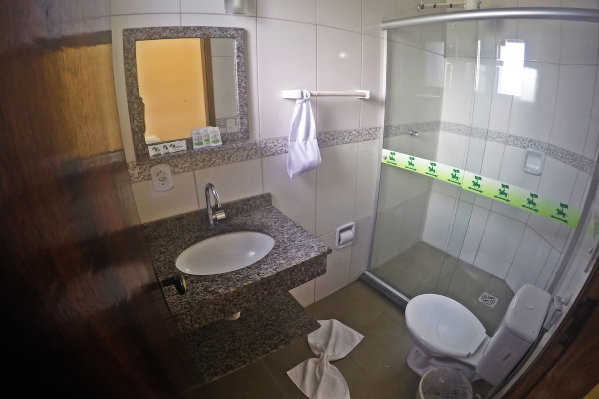 shower, free toiletries