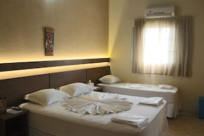 Quarto triplo standard | Frigobar, Wi-Fi de cortesia, acesso para cadeiras de rodas