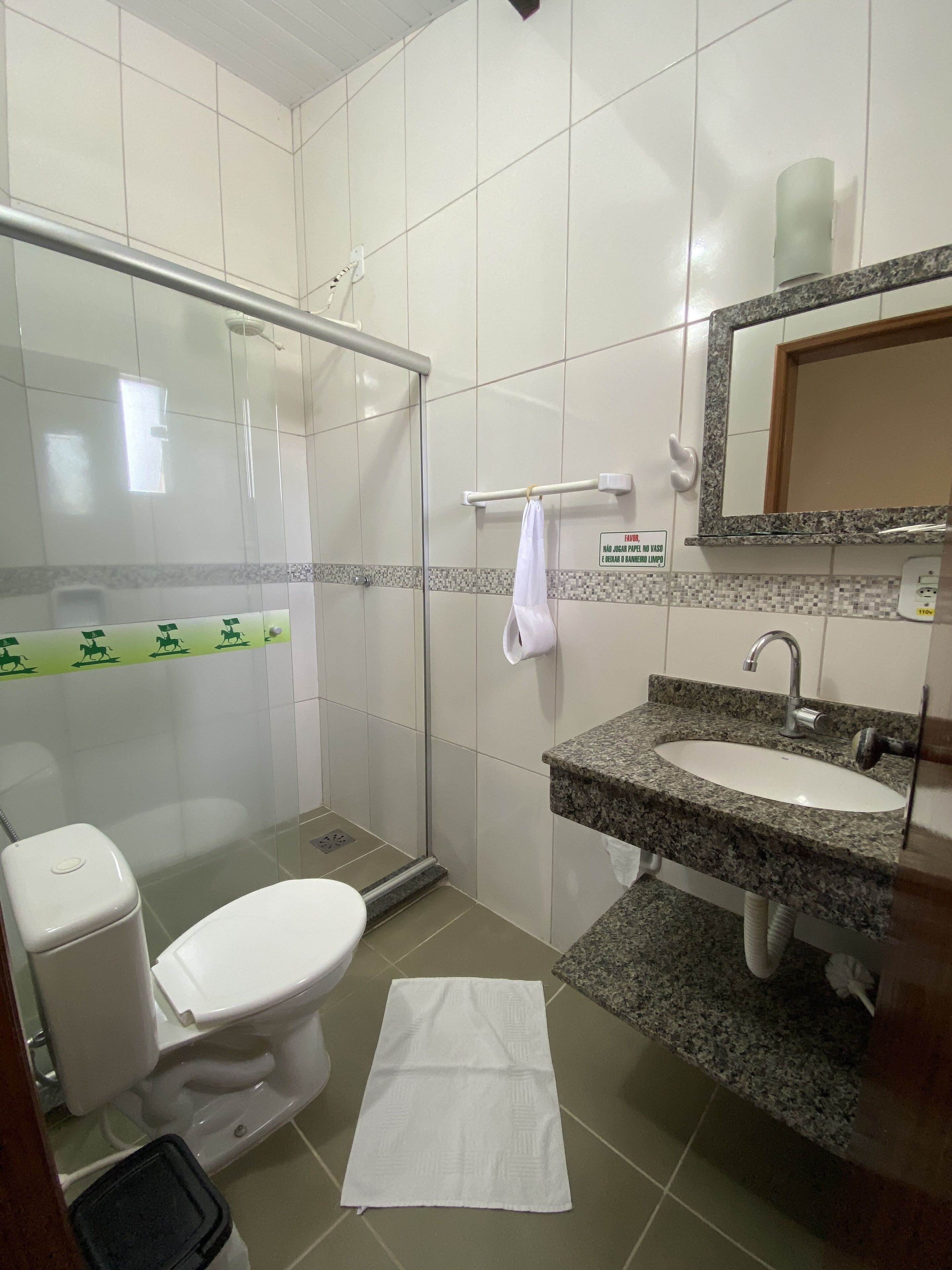 shower, free toiletries