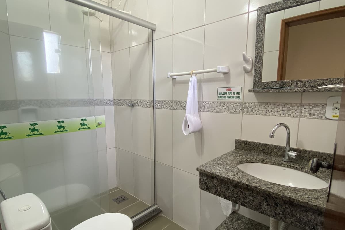 shower, free toiletries