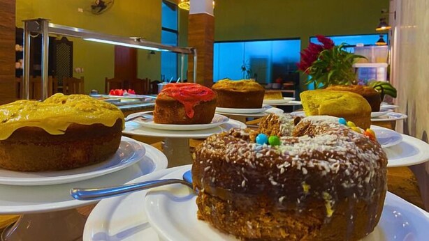 Un buffet proposant une variété de desserts présentés sur des assiettes blanches.