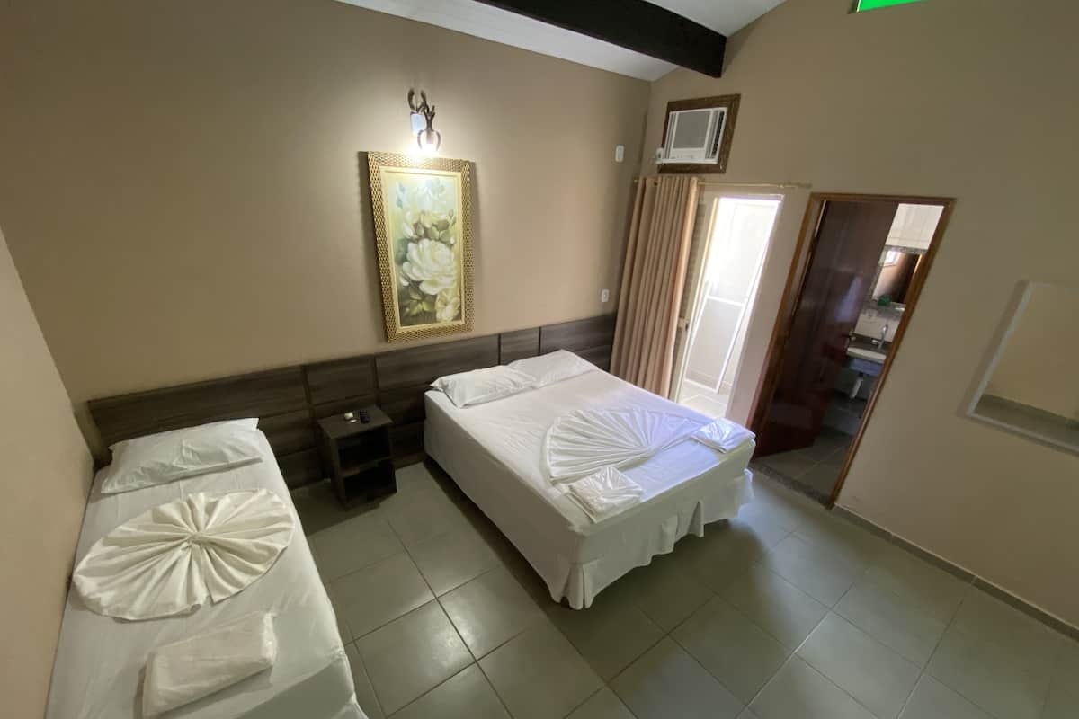 Habitación triple superior | Minibar, wifi gratis y acceso para silla de ruedas
