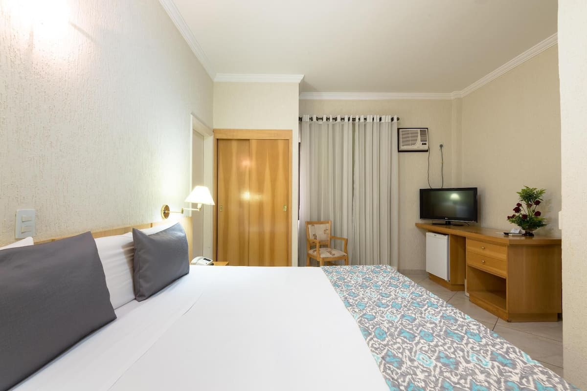 1 slaapkamer, een kluis op de kamer, verduisterende gordijnen