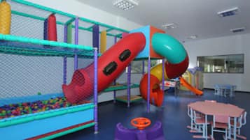 Lasten leikkialue sisätiloissa