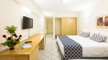 Quarto Luxo Duplo Interno | 1 habitación, caja de seguridad en la habitación y cortinas blackout