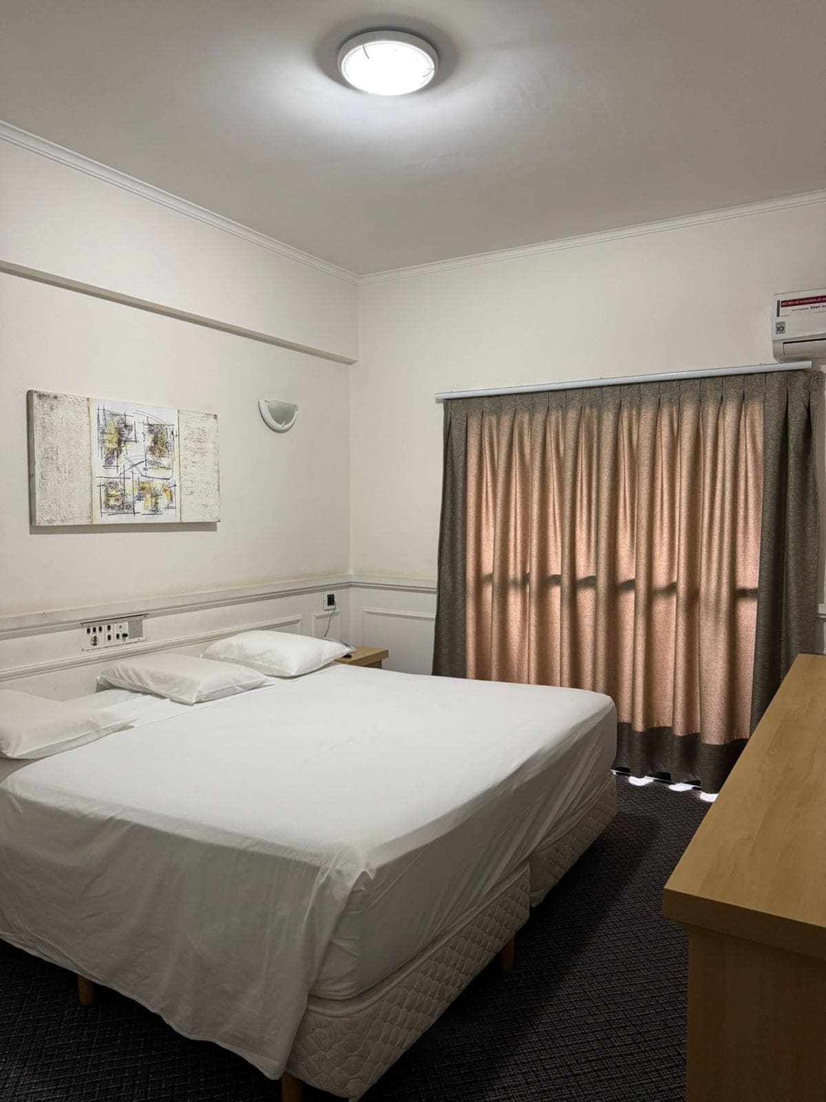 Quarto Luxo Duplo Interno | In-room safe, blackout drapes, free WiFi