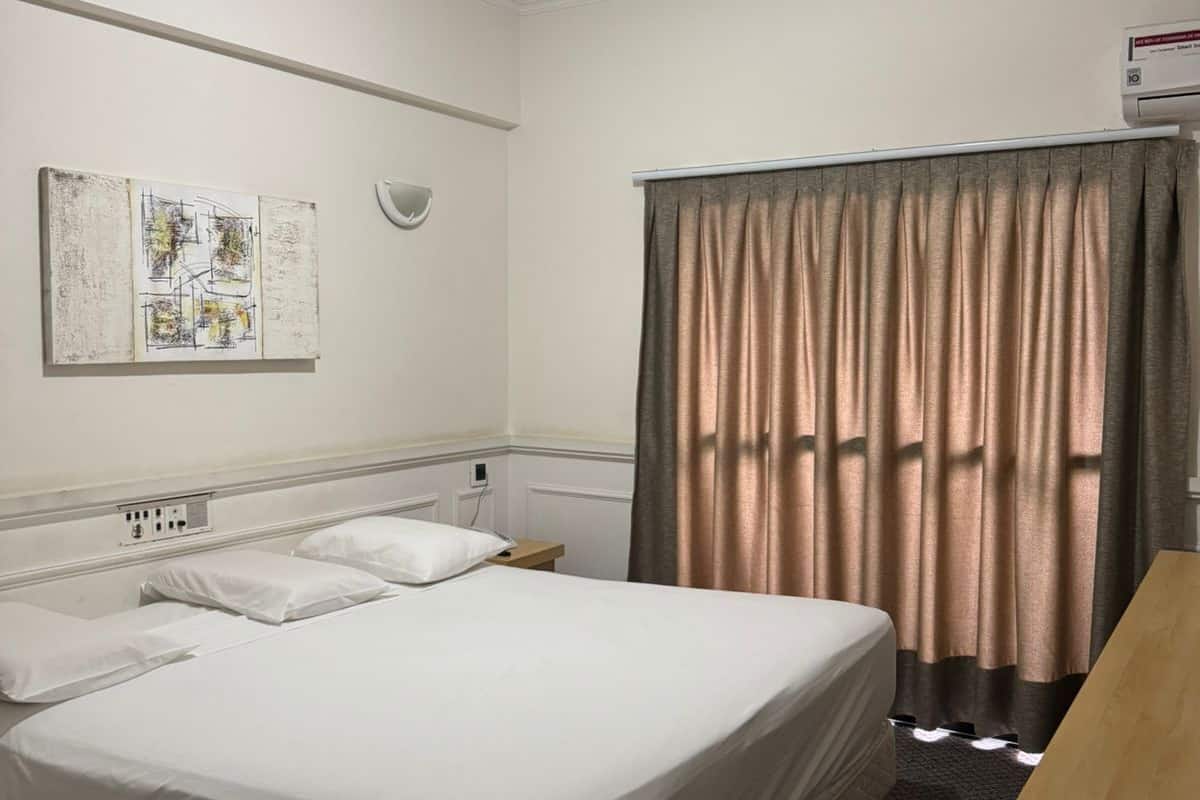 Quarto Luxo Duplo Interno | 1 bedroom, in-room safe, blackout drapes, free WiFi