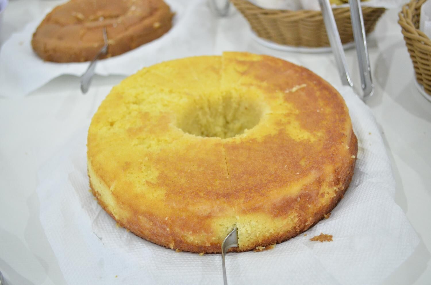 Un pastel redondo con un agujero en el centro, sobre una servilleta de papel blanca.