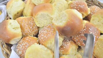 A basket of sesame seed buns.