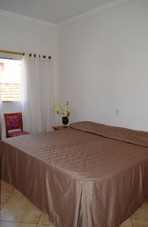 Quarto superluxo | Frigobar, escrivaninha, cortinas blackout, Wi-Fi de cortesia