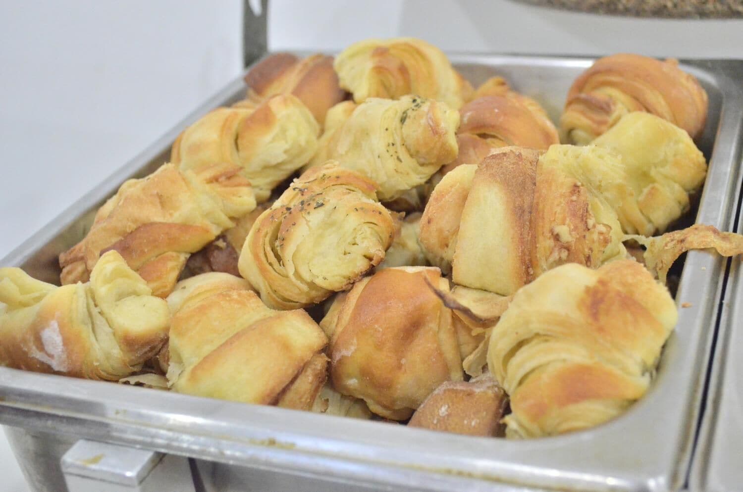 Una bandeja de pasteles recién horneados.