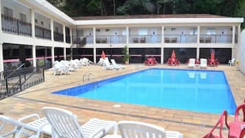 Una piscina techada, una piscina al aire libre