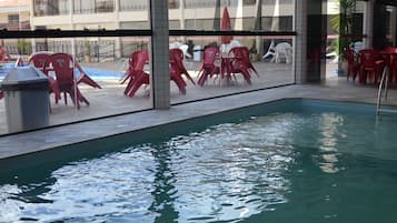 Una piscina techada, una piscina al aire libre