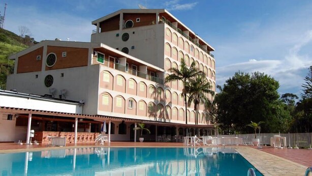 2 piscinas al aire libre, sombrillas