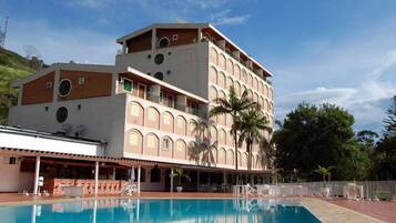 2 piscines extérieures, parasols de plage