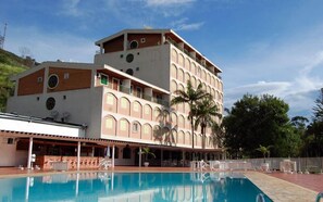2 outdoor pools, pool umbrellas