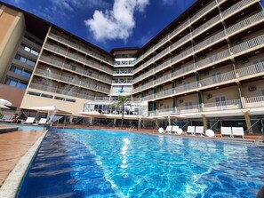 2 piscines extérieures