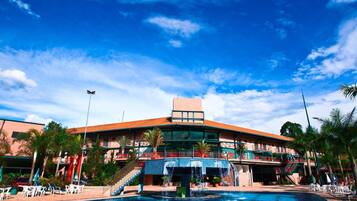 Piscine couverte, 2 piscines extérieures, cabanons gratuits
