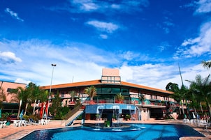 Una piscina techada, 2 piscinas al aire libre, camas de piscina gratis