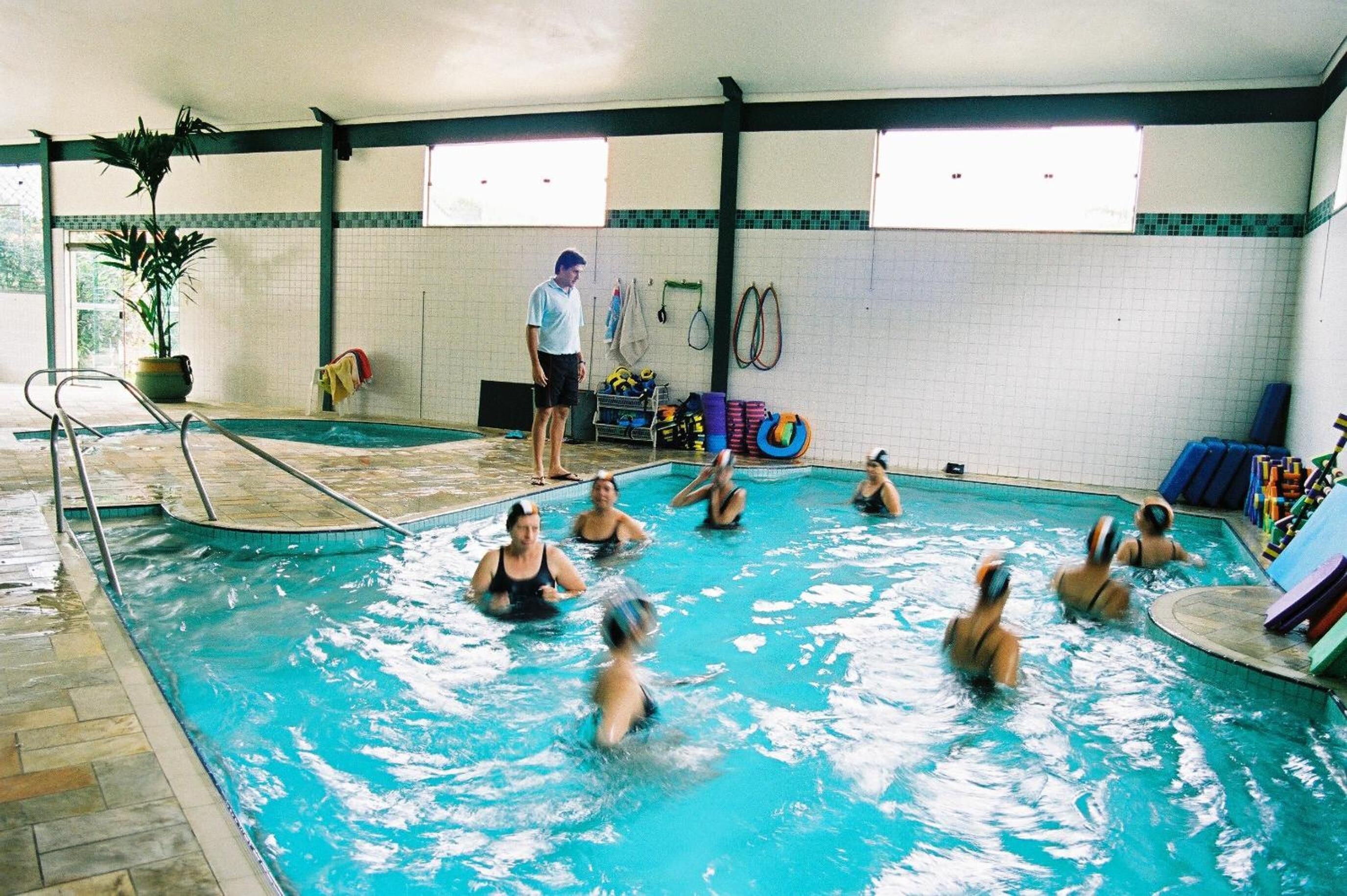 Une piscine intérieure dotée de plusieurs couloirs de nage, d’un poste de surveillance pour les sauveteurs et de divers équipements d’aide à la nage.