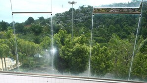 Una banyera d'hidromassatge amb vista a una zona boscosa.
