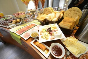Free daily continental breakfast  - Hotel Boutique Reyall (Santiago)