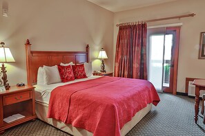 Deluxe Mini Suite | Premium bedding, pillowtop beds, in-room safe, desk - The Inn at Christmas Place (Pigeon Forge)