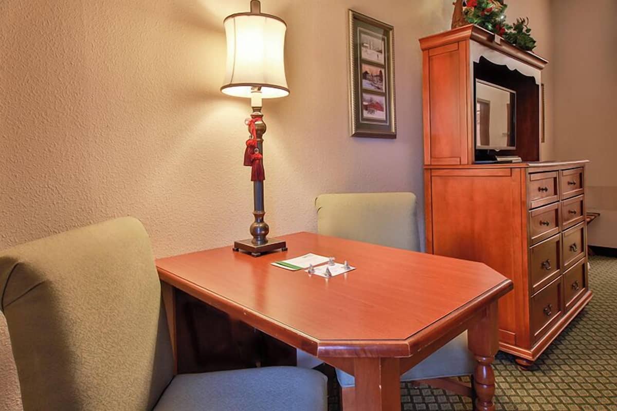 1 bedroom, premium bedding, pillowtop beds, in-room safe