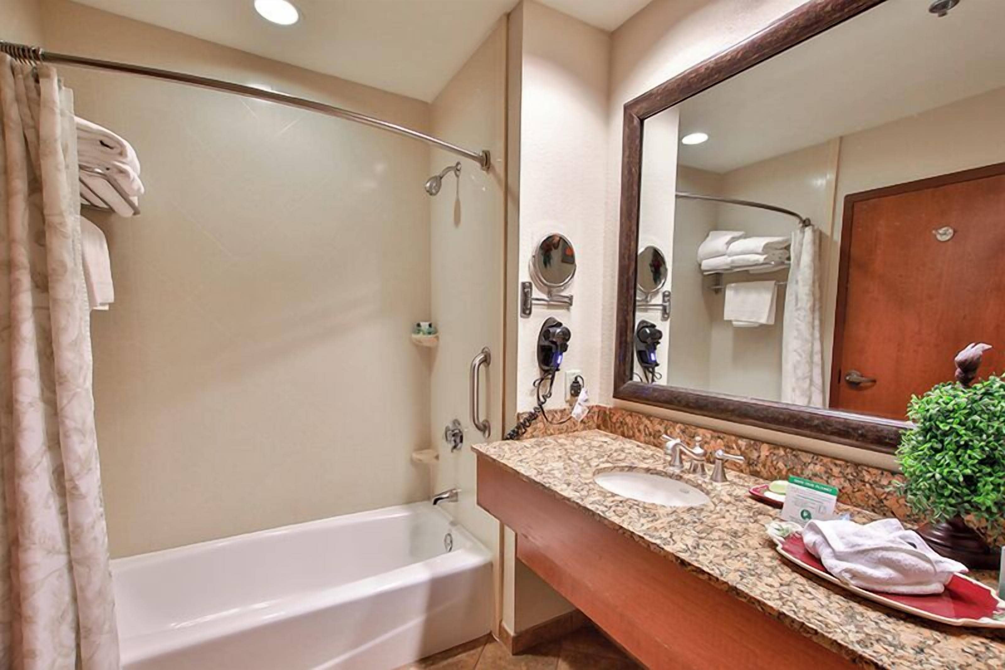 combined shower/bathtub, hair dryer, towels