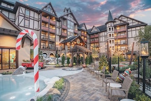 Exterior - The Inn at Christmas Place (Pigeon Forge)