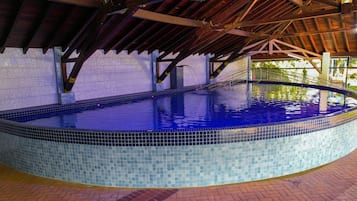 Piscina interna, piscina externa, funciona das 10h às 22h, guarda-sóis