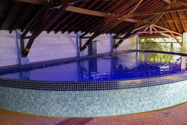 Kolam renang indoor dan kolam renang outdoor, dengan payung kolam renang