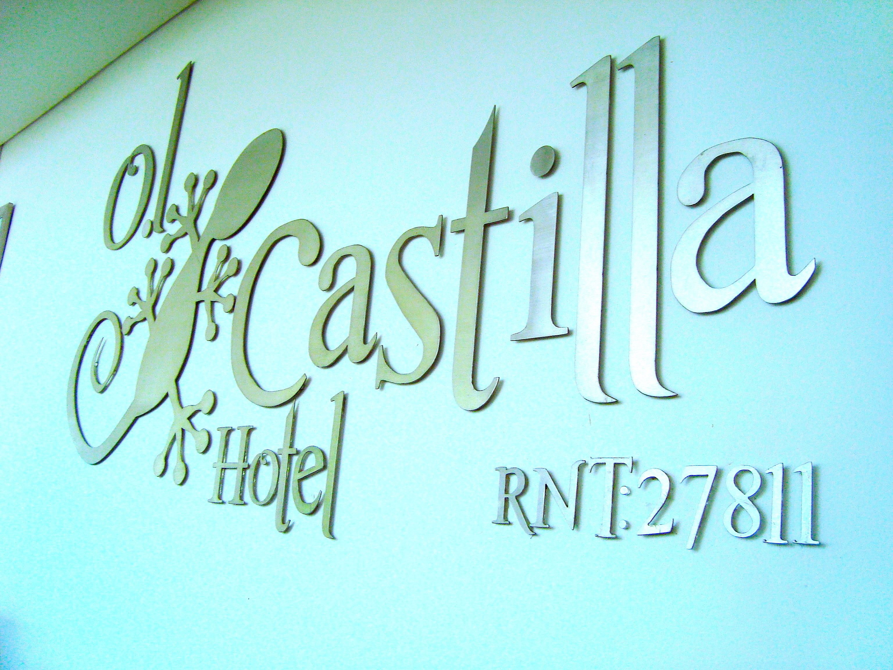 Une enseigne d’hôtel portant le nom « Oly Castilla Hotel » et un numéro d’enregistrement « RNT 27811 ».
