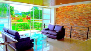 Lobby-lounge