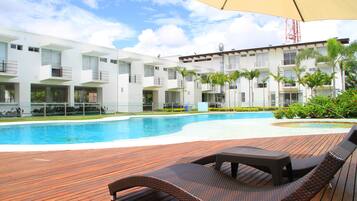 Outdoor pool, open 9 AM to 9 PM, pool loungers