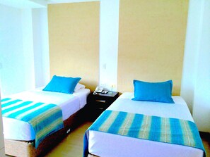 Phòng | Bộ đồ giường cao cấp, minibar, bàn 