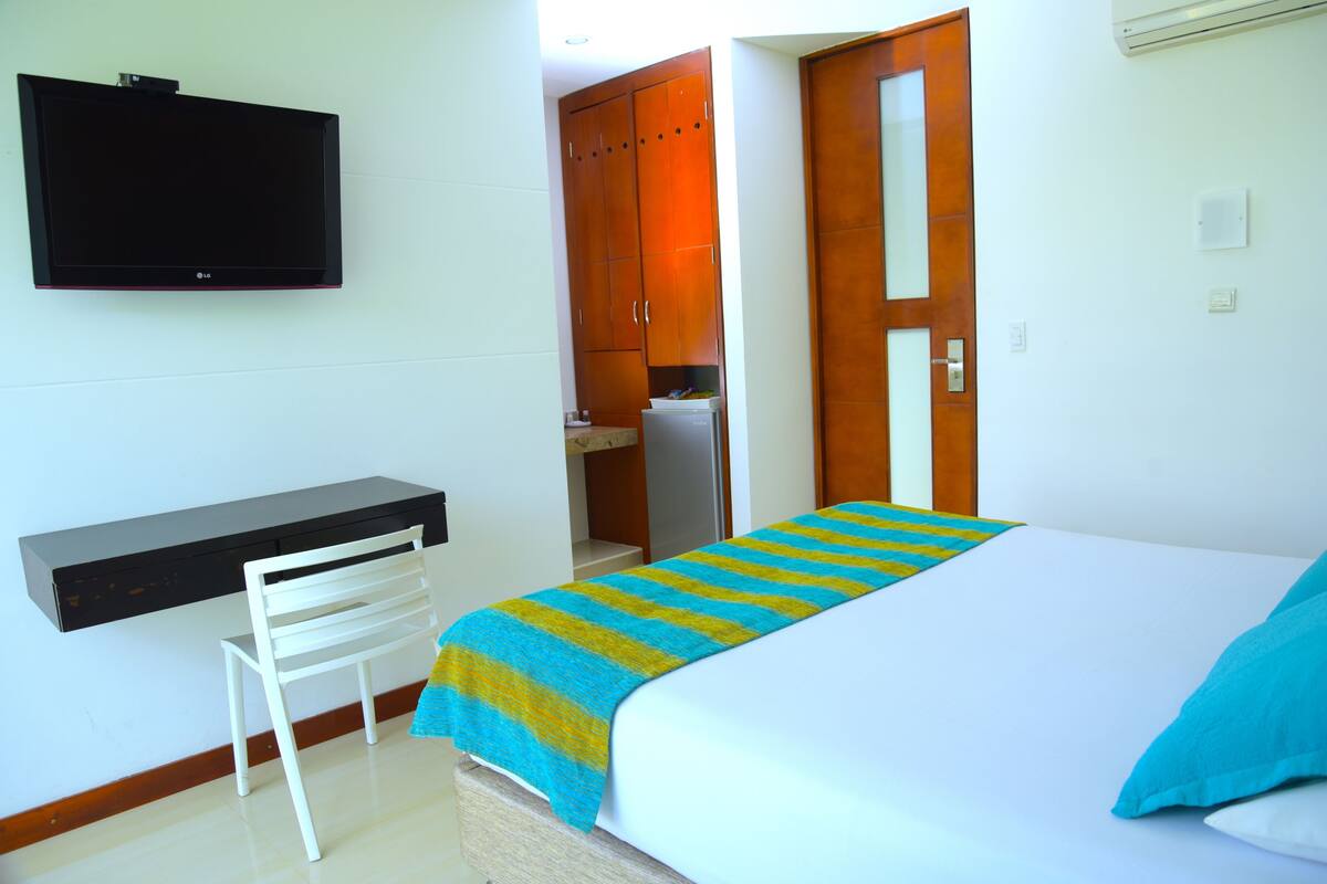 Premium bedding, minibar, desk, WiFi (free)