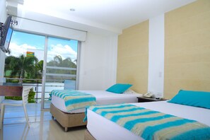 Twin kamer | Luxe beddengoed, een minibar, een bureau, gratis wifi