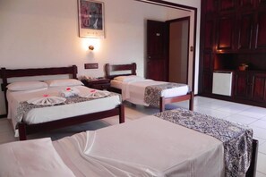 Minibar, escritorio, cortinas blackout y wifi gratis