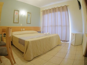 Desk, blackout curtains, free WiFi, bed sheets - Hotel Montana Serra Negra (Serra Negra)